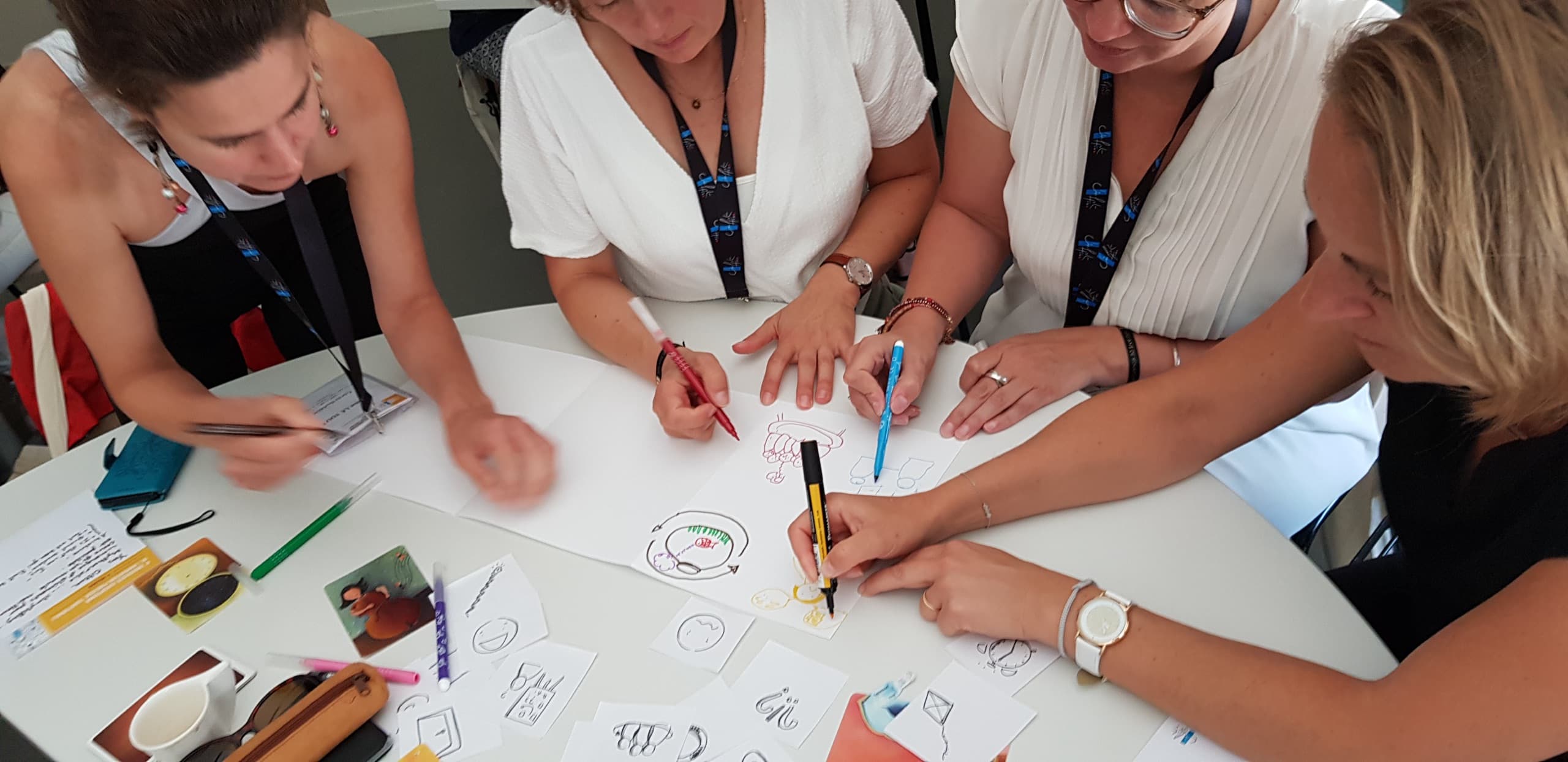 Participants d’une formation dessinant autour d’une grande table